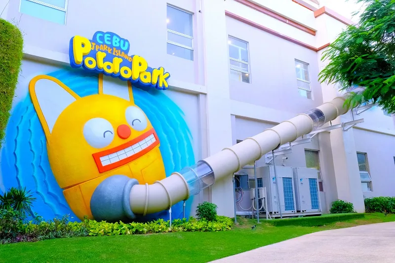 Cebu Pororo Park的入口外观，黄色巴士造型便于抵达时辨认