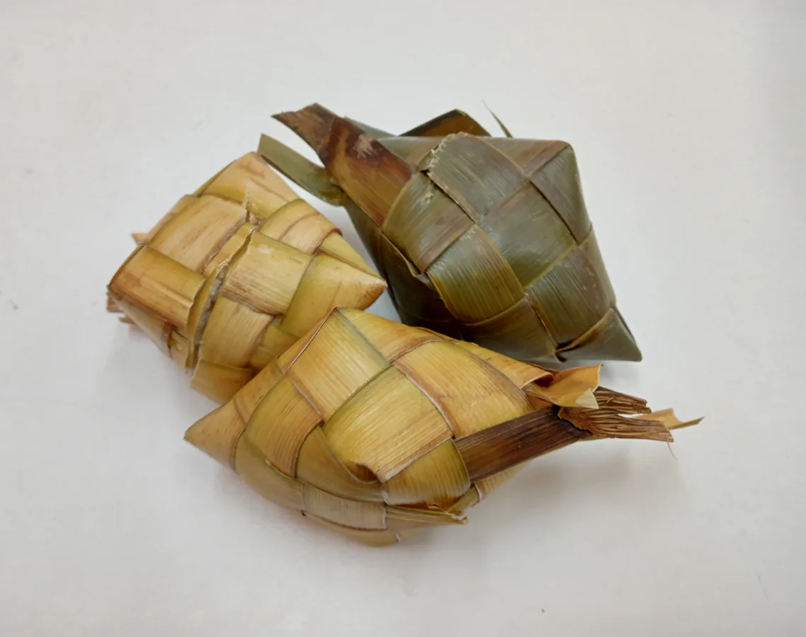 Puso以编织的叶包盛装米饭，外形小巧，常作为当地餐食的主食搭配