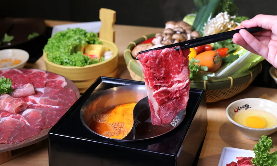 Shaburi的涮锅与肉片展示
