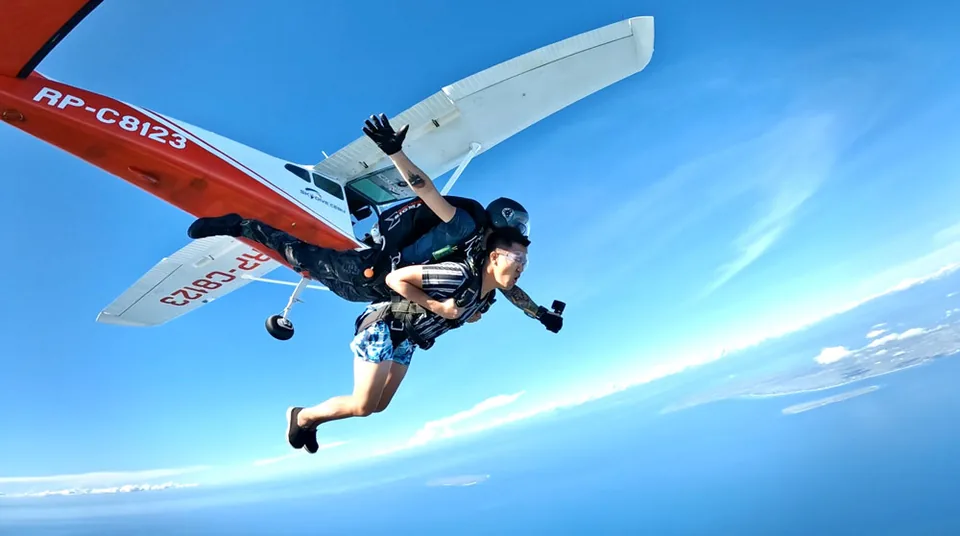 Skydive Cebu公布的双人跳伞照片,展示与教练共同完成的高空体验
