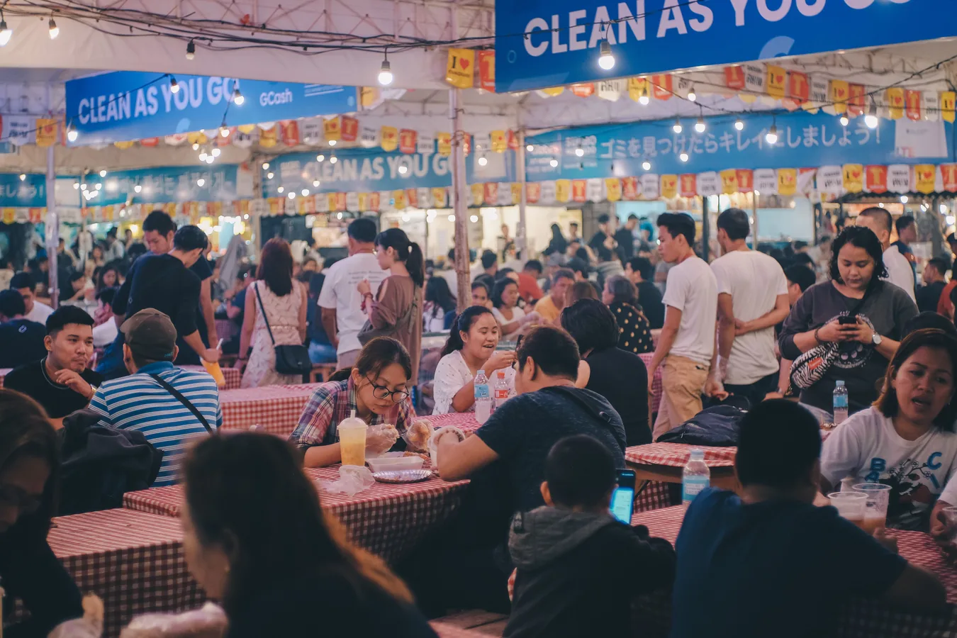 宿务Sugbo Mercado夜间的用餐场景
