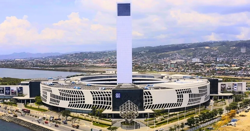 从空中眺望SM Seaside City Cebu，商场占地广，亲子行程宜先确定目的区域
