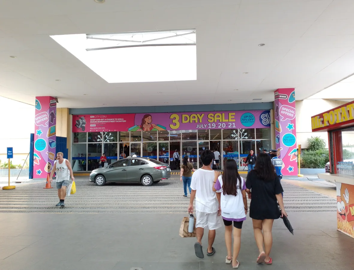 SM City Cebu的入口外观,便于抵达时辨认商场