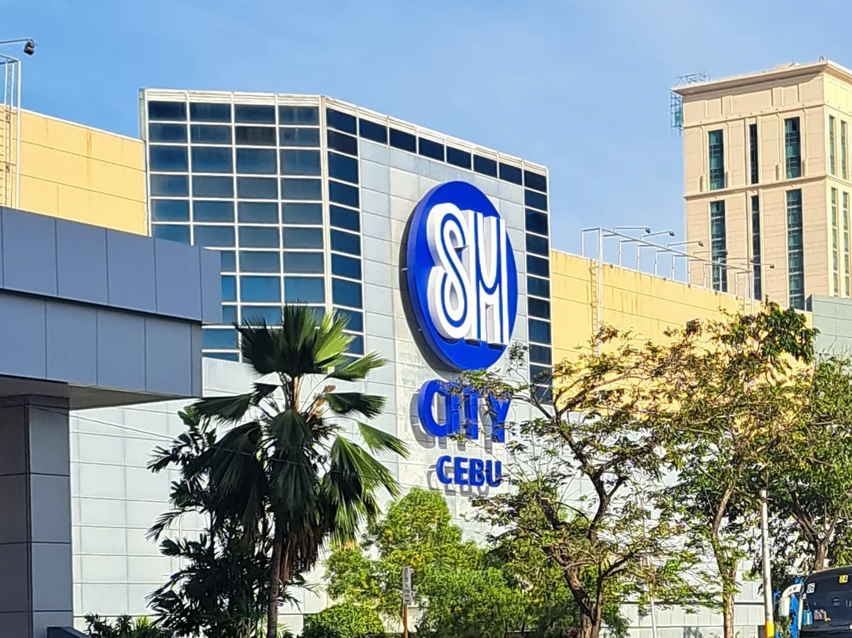 SM City Cebu的Main Mall外观，雨天进入商场前可先安排用餐和儿童活动路线