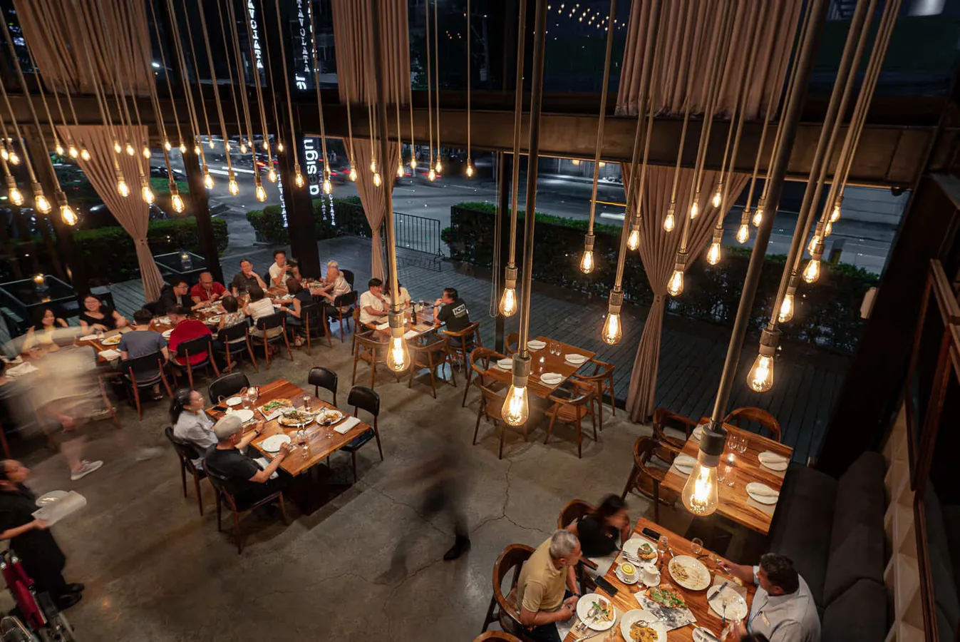 Tavolata的室内用餐空间