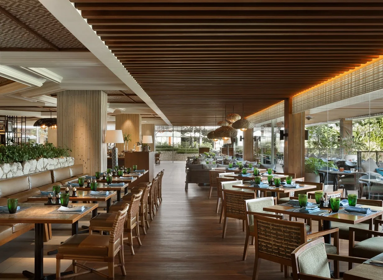麦克坦香格里拉Tides餐厅的室内空间，亲子用餐前可了解座位与餐食安排
