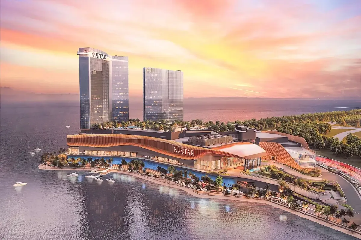 夕方の海に面したNUSTAR Resort Cebuの全景