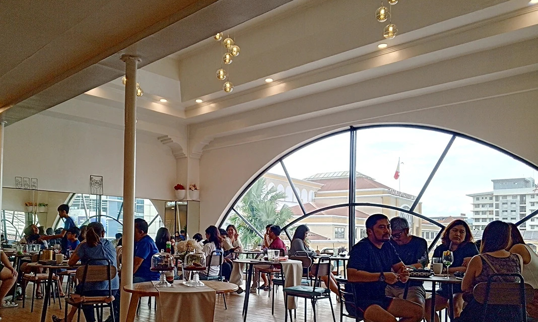 宿务Gaisano Country Mall用餐指南:午餐、轻食与外带怎么选:区分独立店铺和美食广场的座位