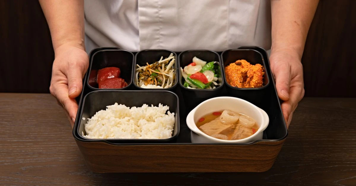 宿务Crossroads的Banri Noodle House:拉面、盖饭、便当与外卖菜单:全家用餐,把各自的主食和共享菜分开