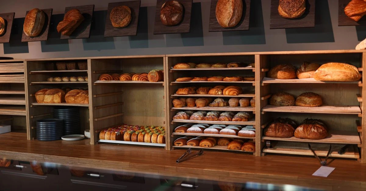 宿务Abaca Crossroads与Bakery Soesterberg Streetscape:面包外带指南:卖场的面包和店内菜单分开点