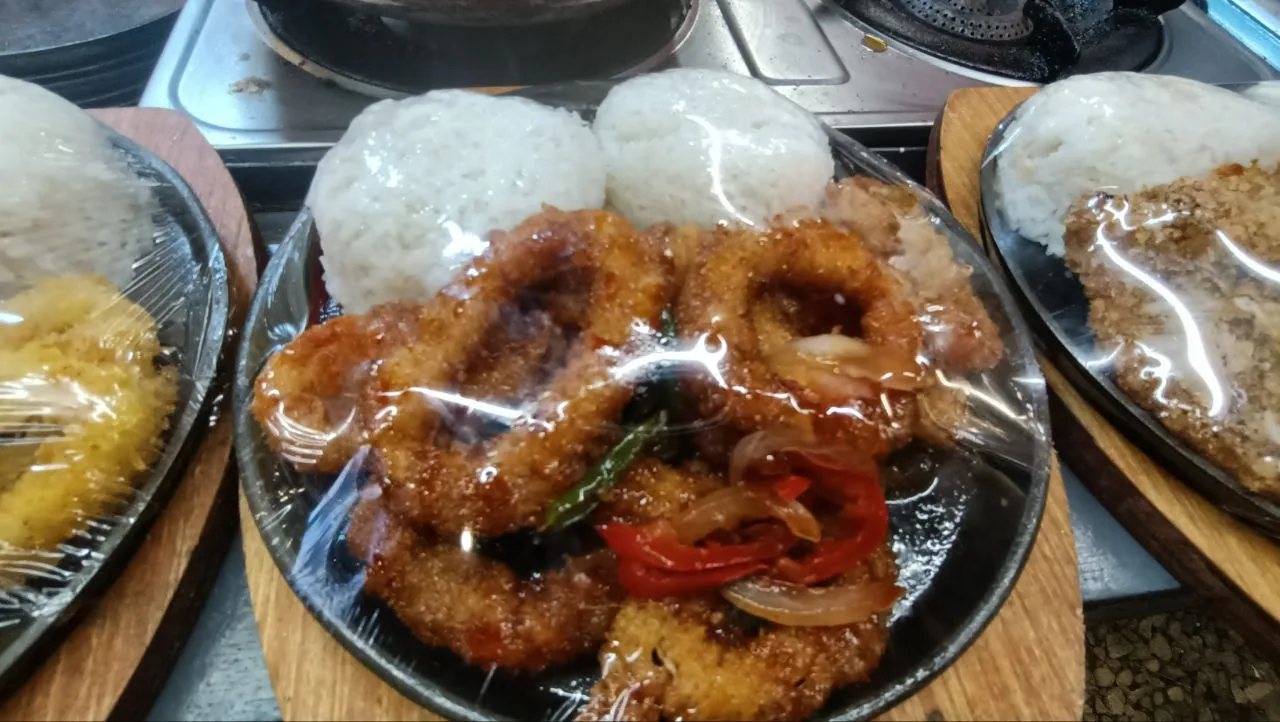 打包出售的米饭与熟食