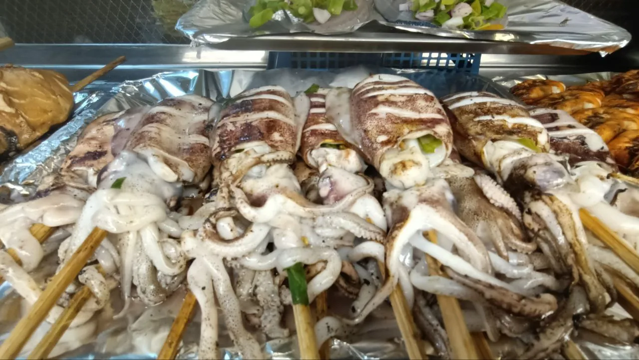 Sugbo Mercado待烹调的鱿鱼串