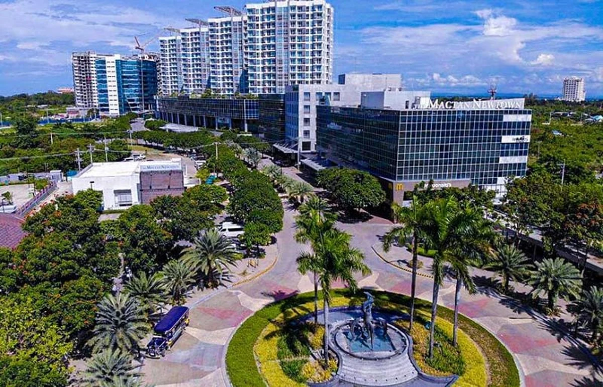 麦克坦Newtown Boulevard区域指南:住宿、餐饮、交通与选房要点