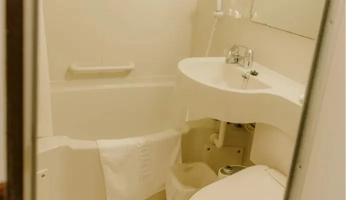 Toyoko INN Cebu客房内带浴缸的整体浴室