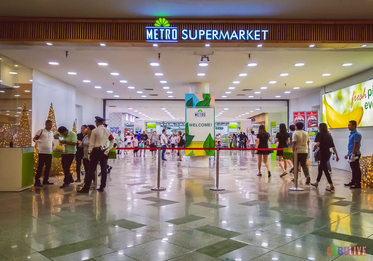 Metro Supermarketの入口と買い物客