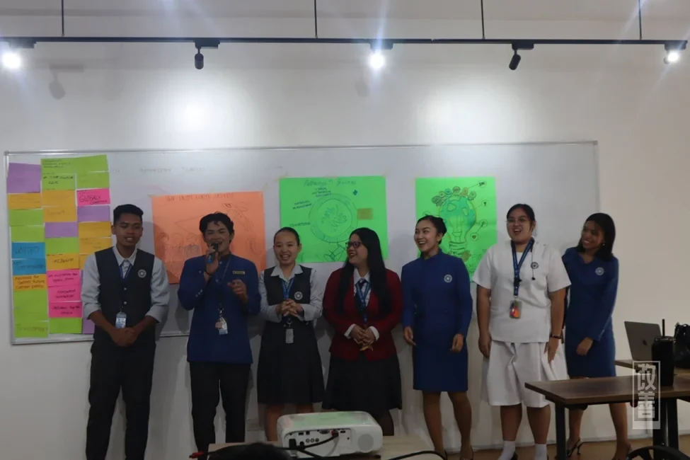 LCIC学生代表与学校管理者合影