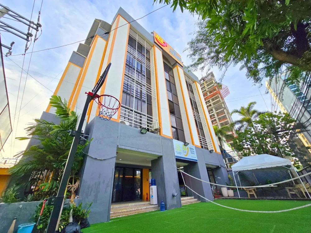 ICL English Academy校舍外观与庭院
