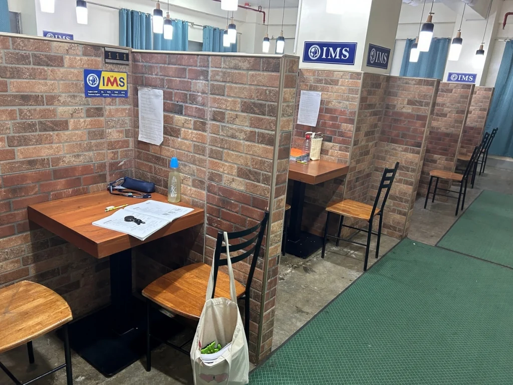 IMS Academy 独立学习桌与教室走道
