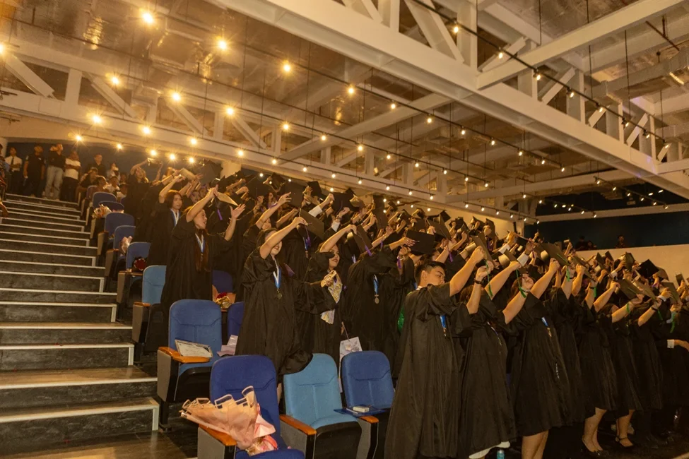 LCIC毕业典礼中的学位授予