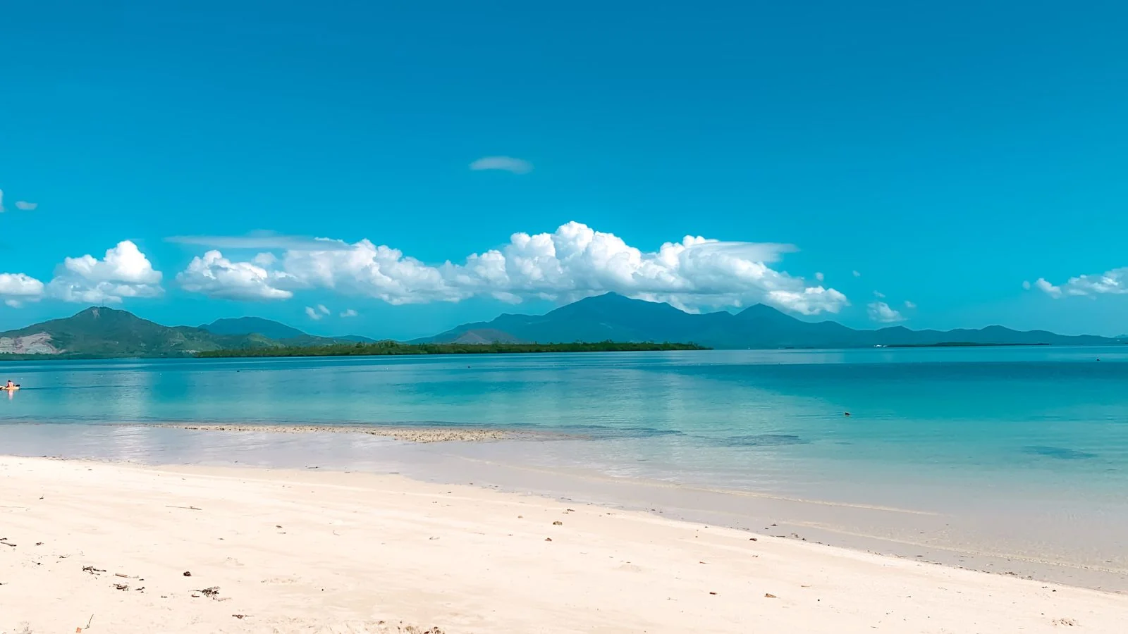 白い砂浜と青い海