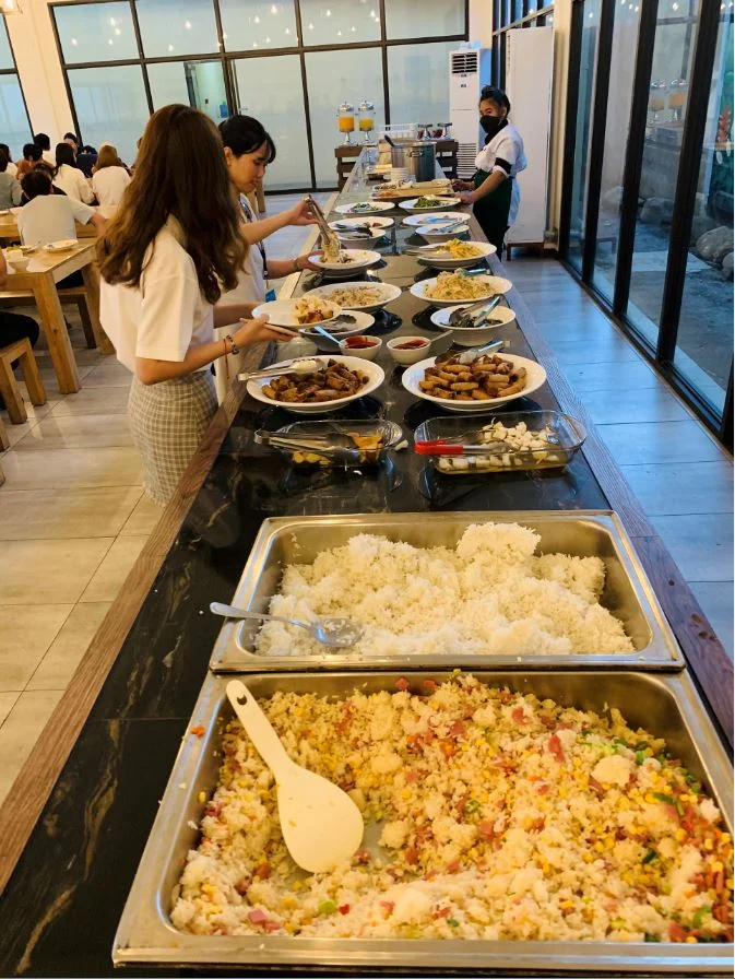I.BREEZE餐厅自助台上的米饭、炒饭和热菜