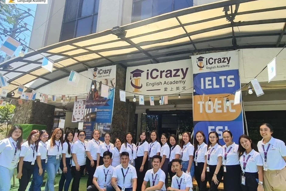 iCrazy时期校舍前的学校工作人员合影