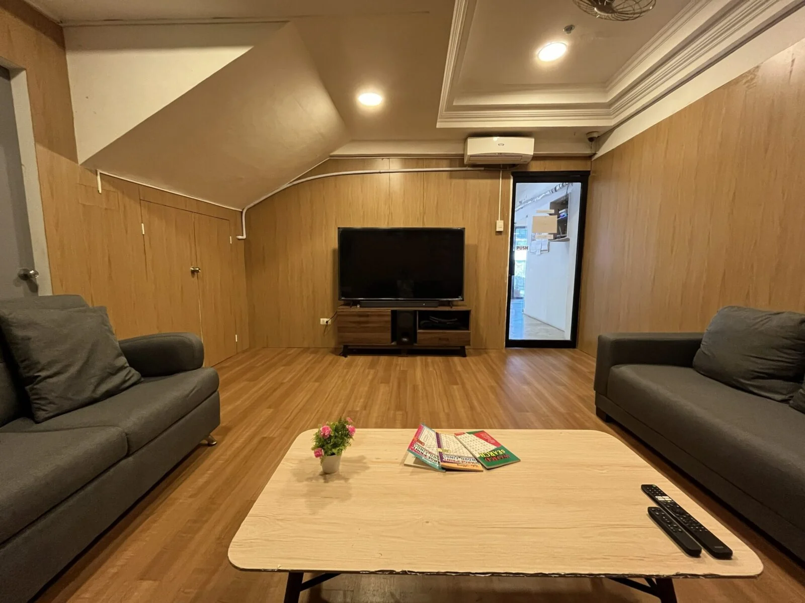 ICL English Academy配有大屏幕的多媒体教室