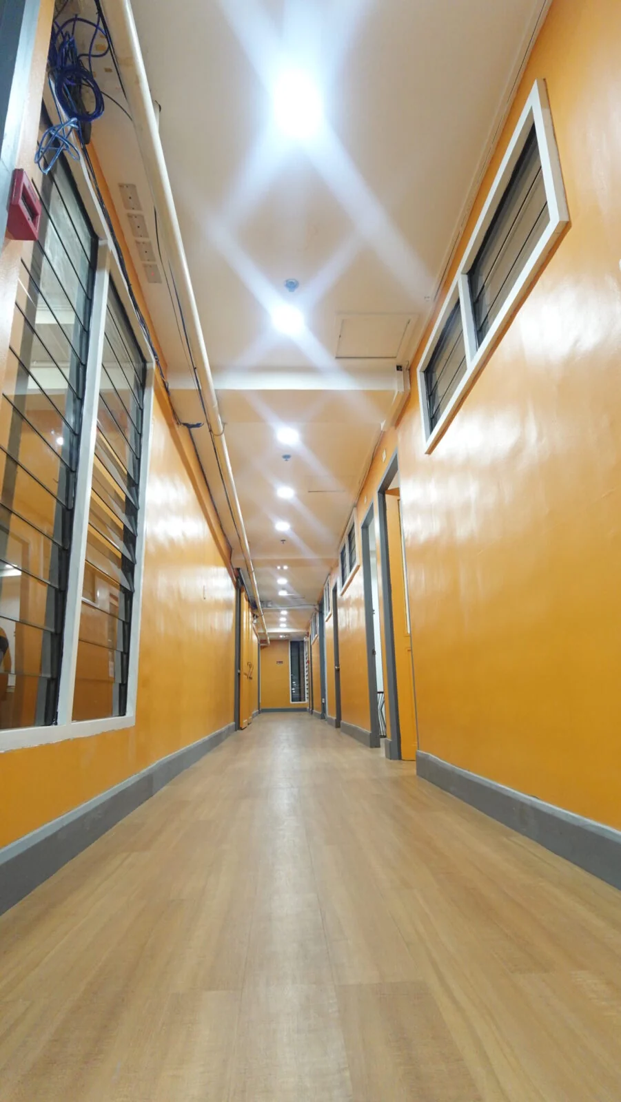 ICL English Academy一对一教室走廊和多个教室门