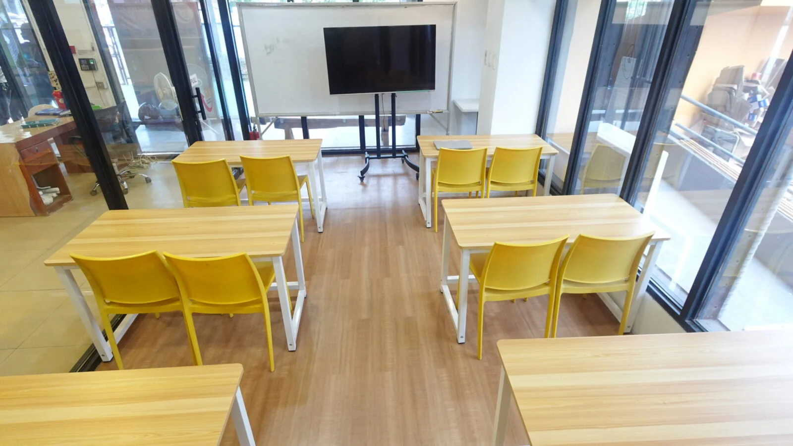 ICL English Academy配有大屏幕的学习教室