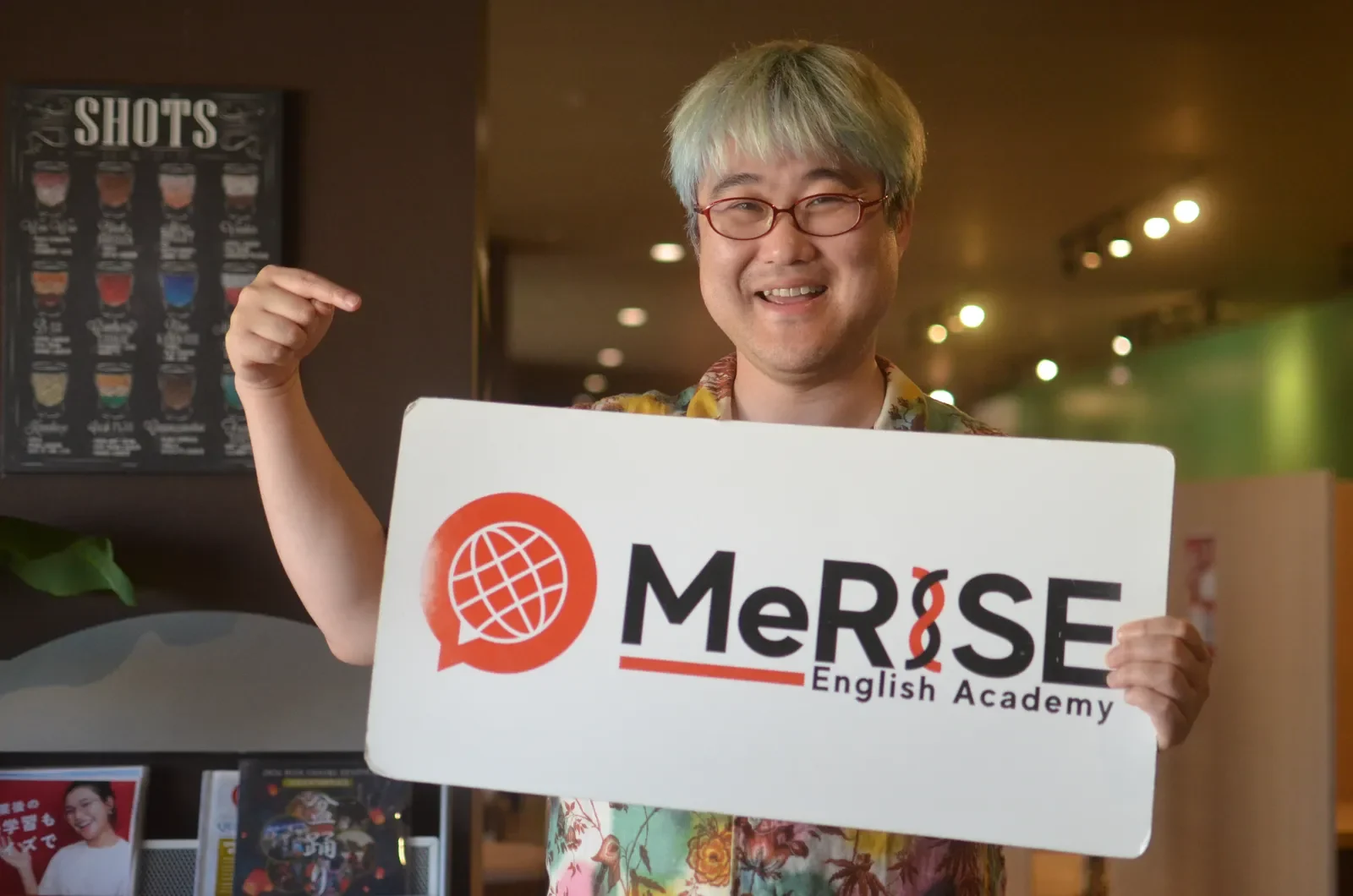 MeRISE工作人员与学校标识