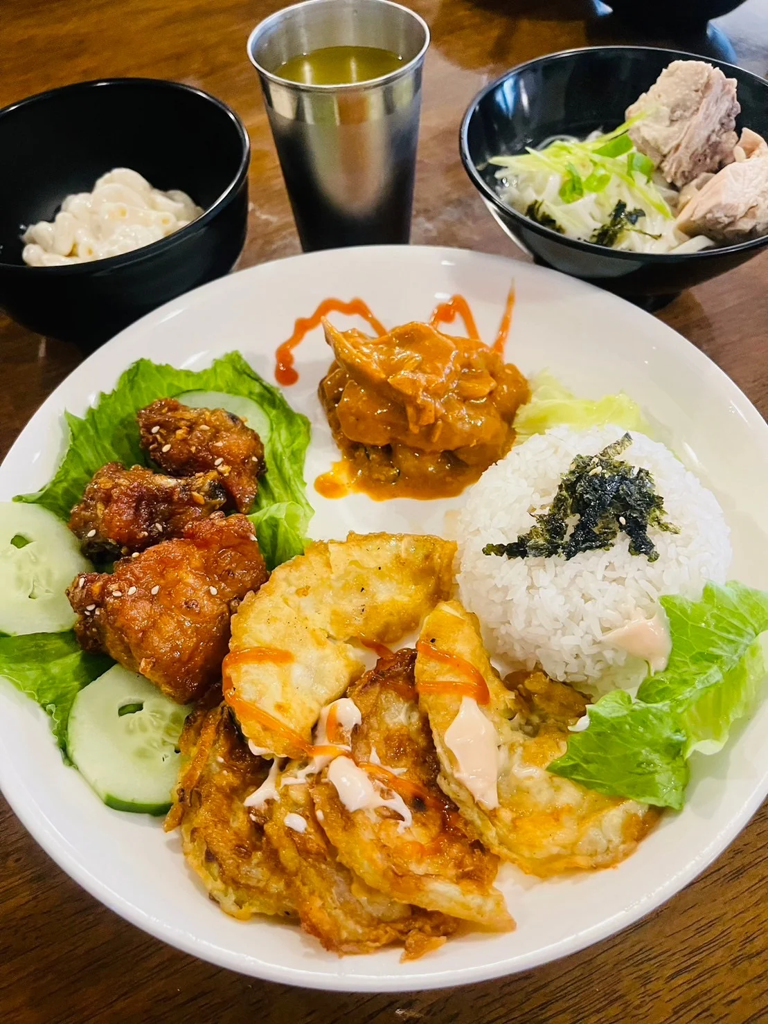 ICL相关餐厅的米饭鸡肉和配菜晚餐