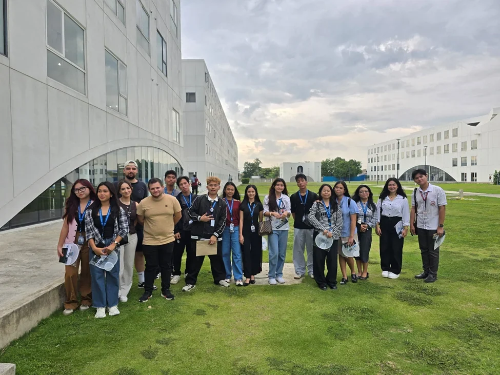 LCIC学生参加校园参访活动