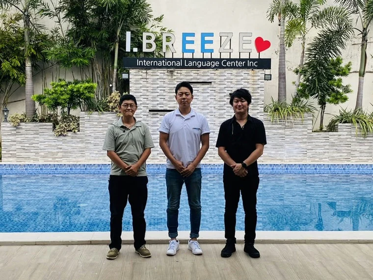 I.BREEZE泳池旁站立的三名学校管理人员