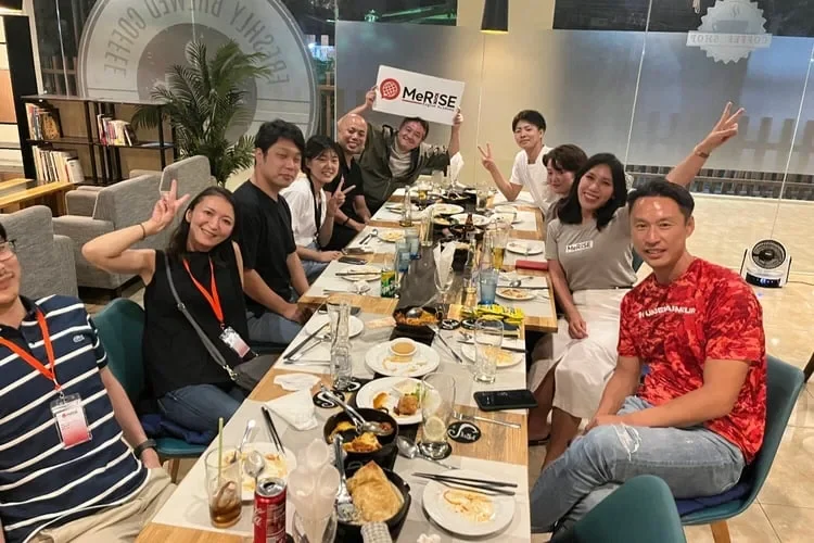 MeRISE学员在餐厅共同用餐