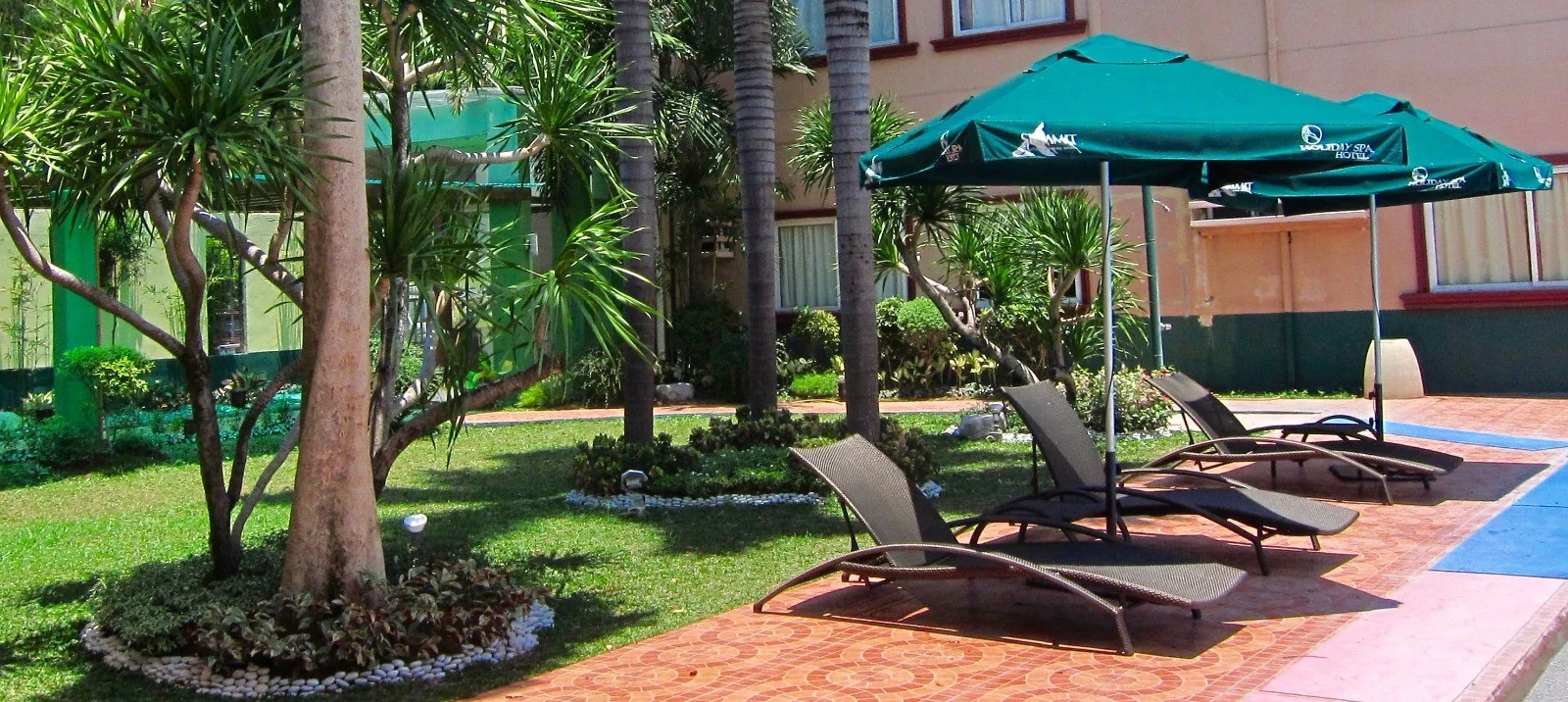 Holiday Spa Hotel 泳池旁的花园与休息区