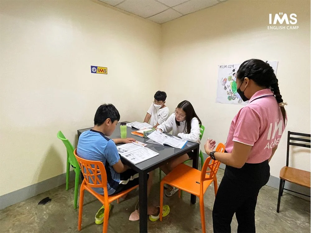 IMS Academy 教师支持学生完成英语练习