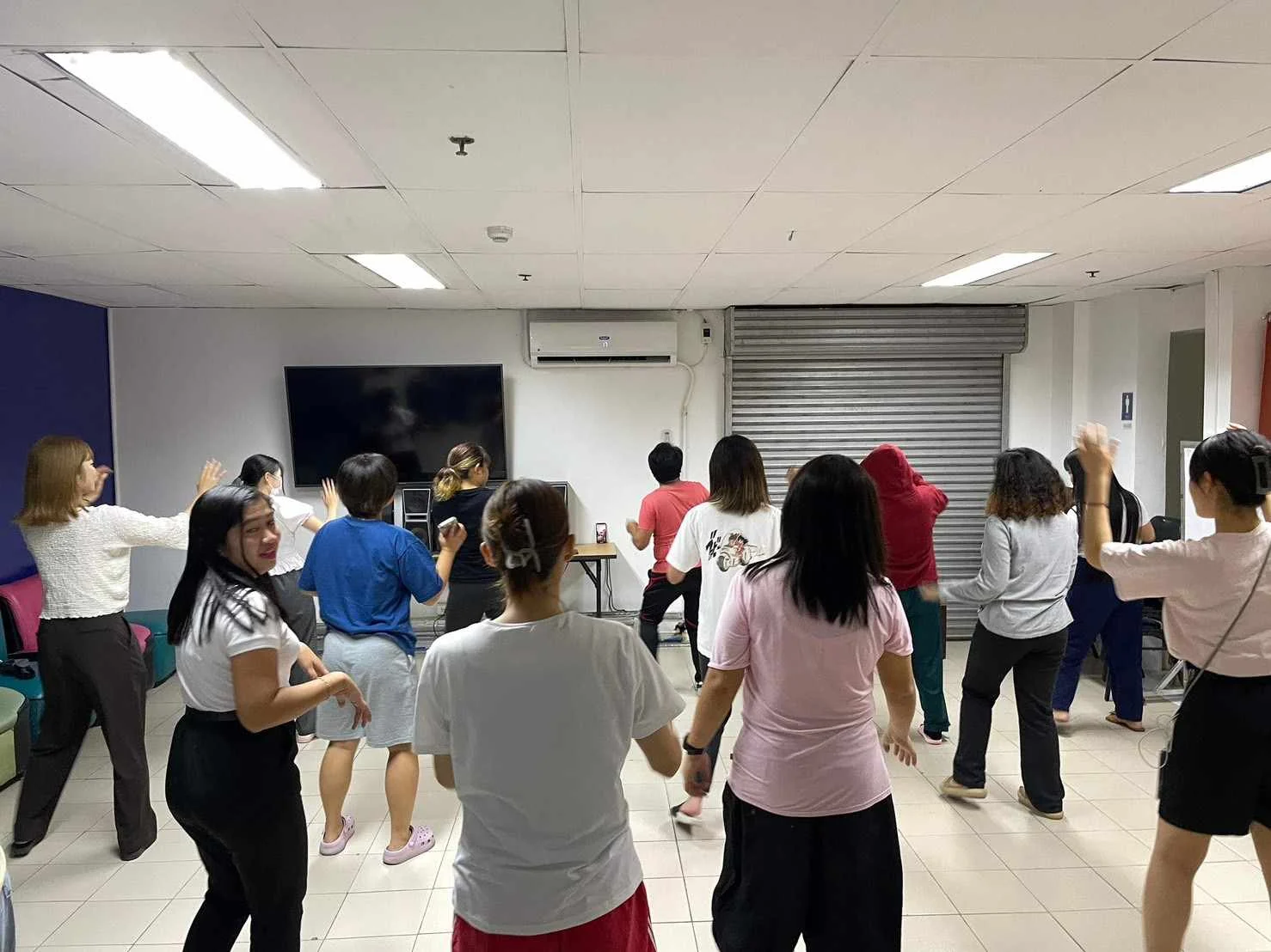 宿雾语言学校选修活动中学员集体跳Zumba