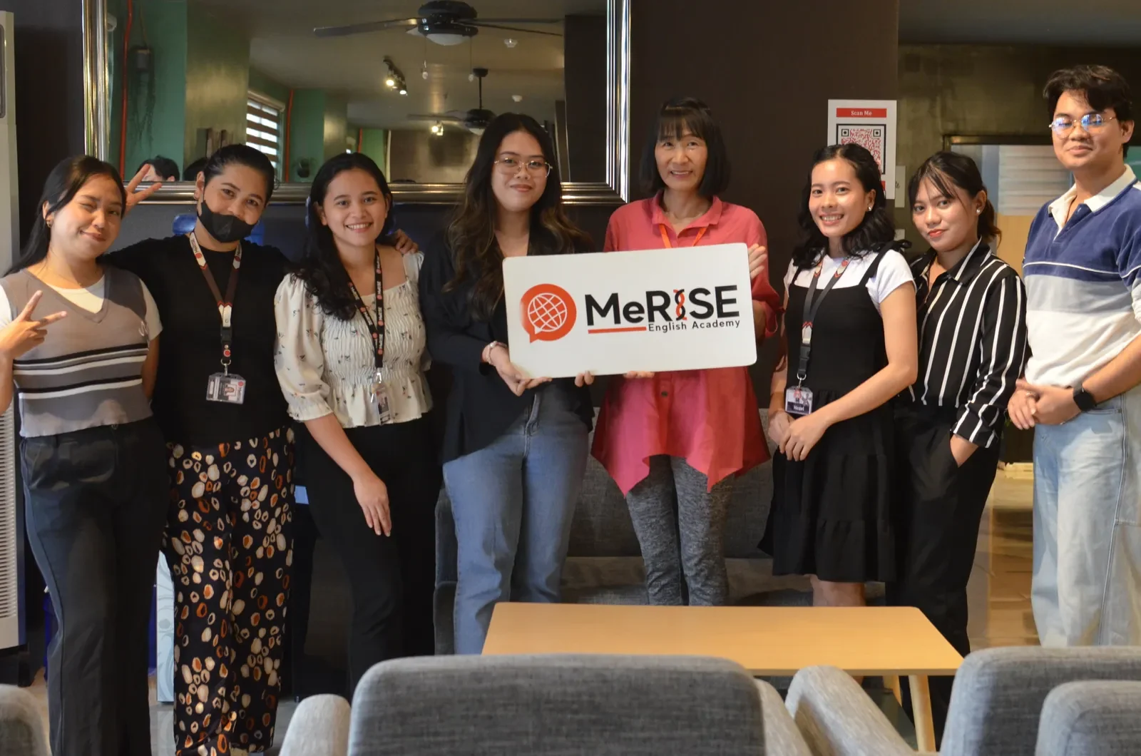 MeRISE学员与工作人员在校内合影