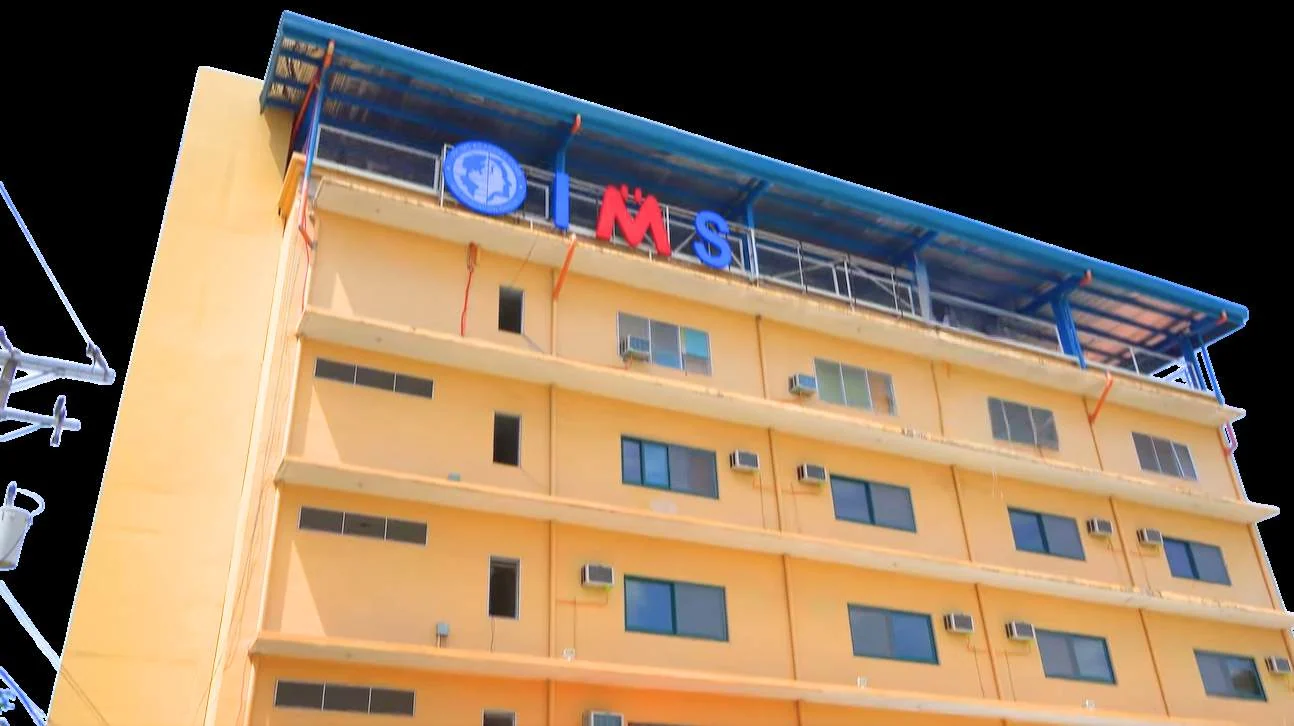 IMS Academy Banilad 校舍外观与屋顶标志