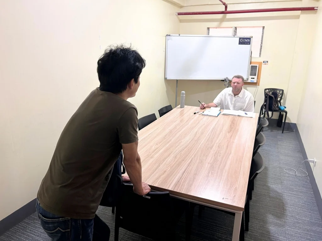 IMS Academy校内教室中的面谈场景