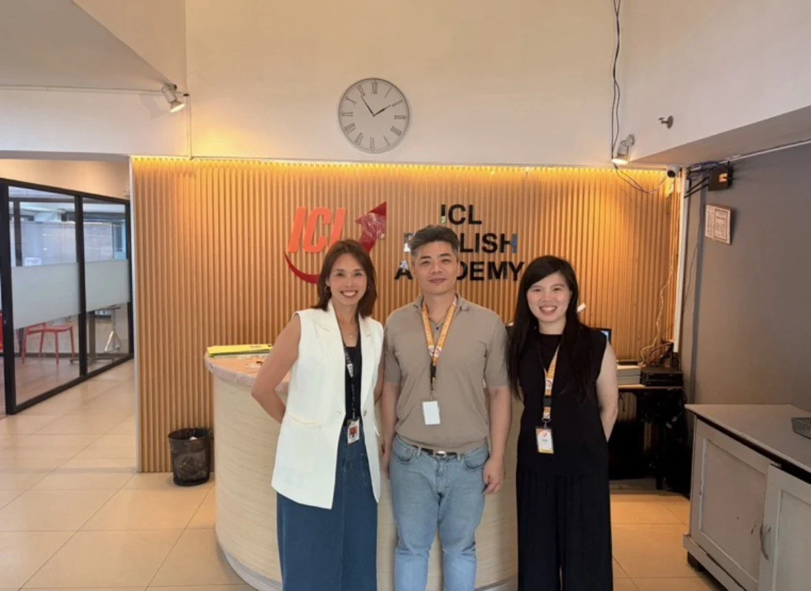 ICL English Academy前台前的三名教职员