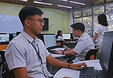 圣卡洛斯大学学生在电脑教室学习