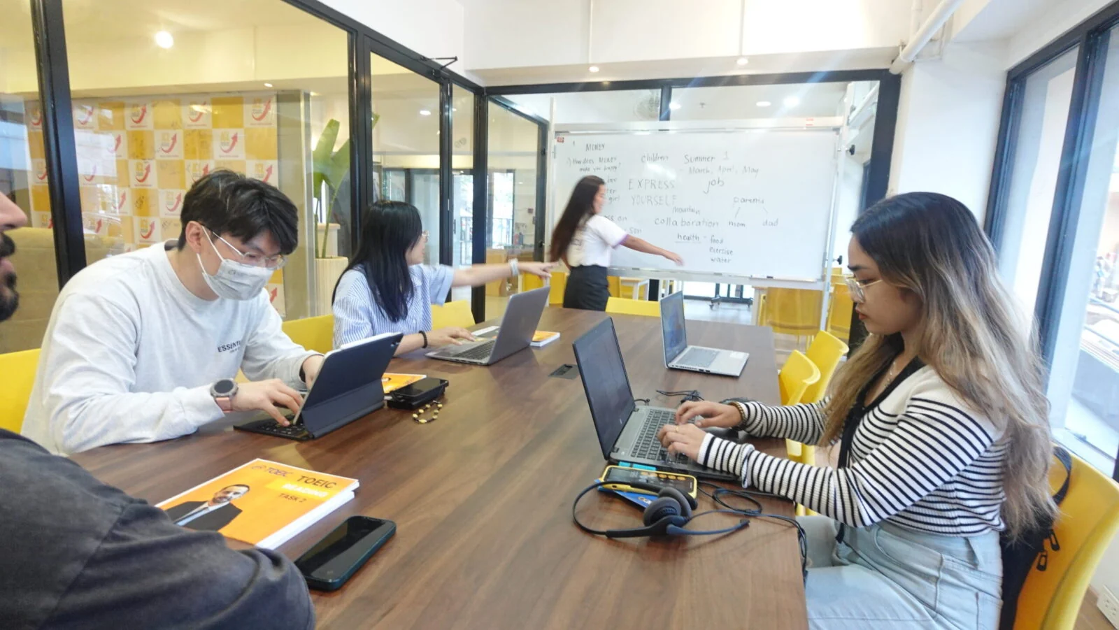 ICL English Academy会议室中学生使用电脑学习