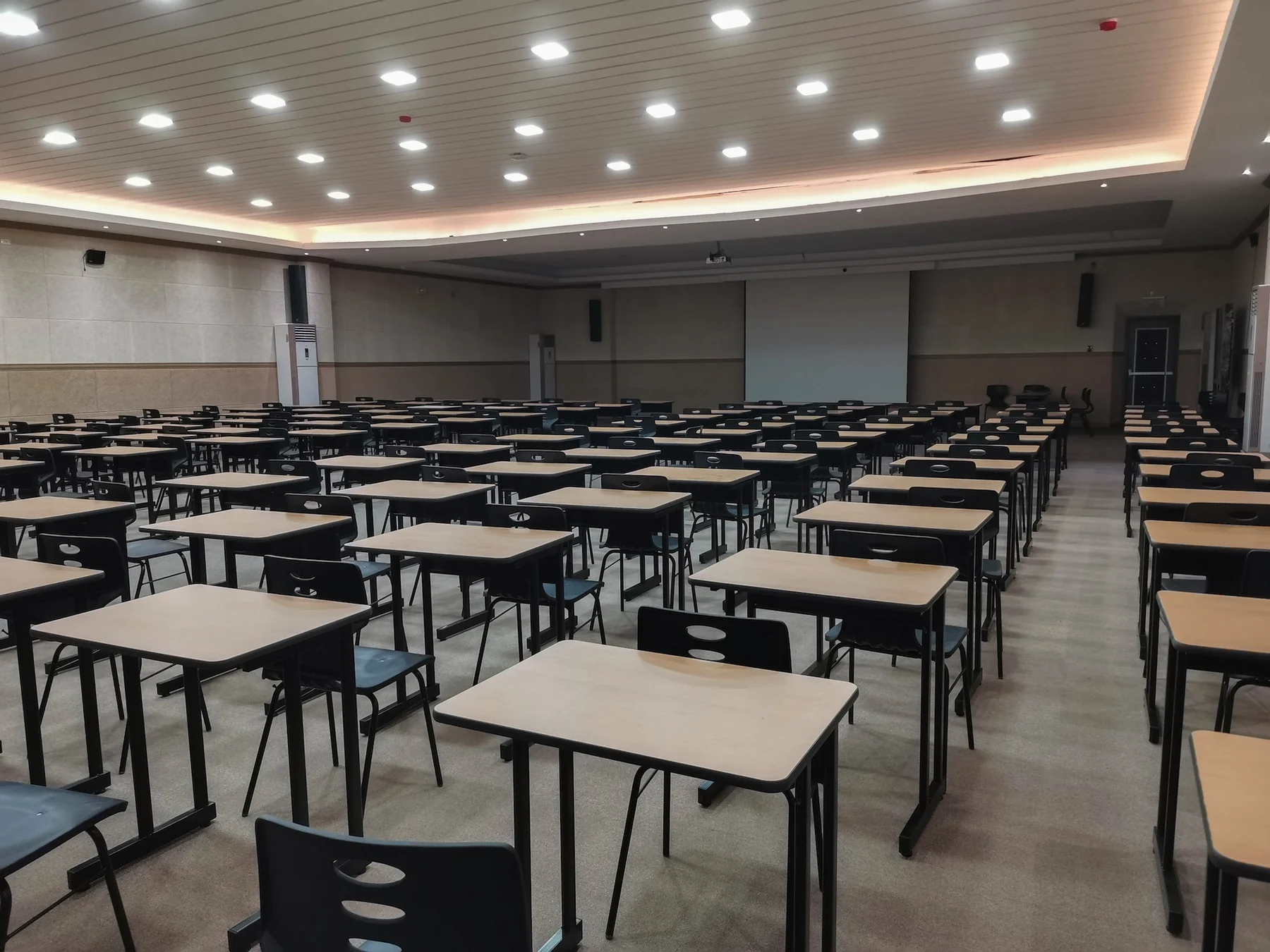 CIA麦克坦校区的一天怎样安排：晨间测试、白天课程与可选晚课相关场景