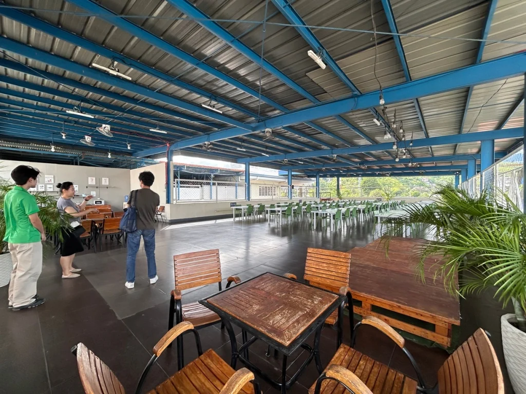 IMS Academy屋顶公共空间与座位区