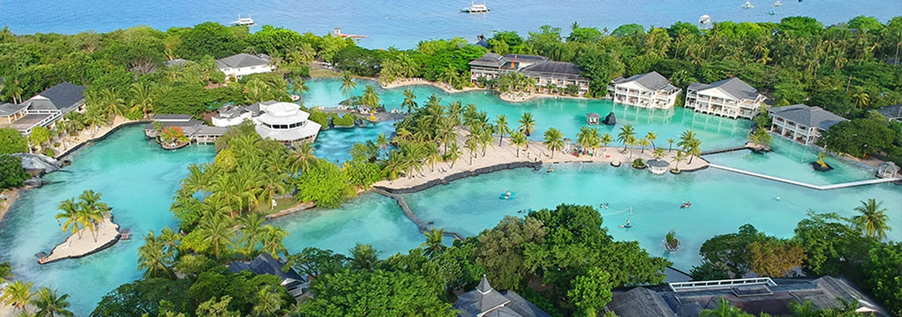 Plantation Bay 温泉度假村指南|泻湖、客房与四座泳池