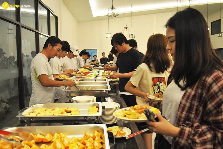 I.BREEZE学生从自助餐台选择水果和多种菜品