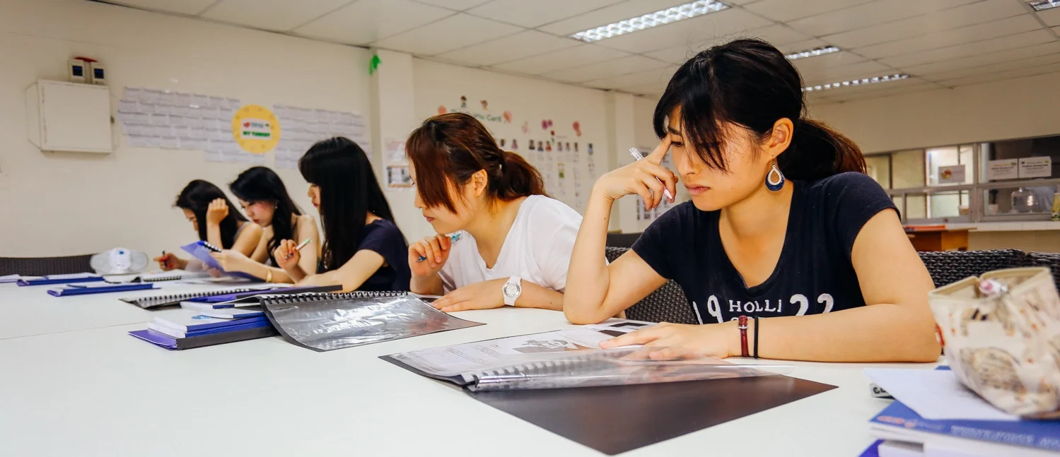 First English Global College与「“步行可达”先看具体楼栋」相关的学校、学习或校园生活场景