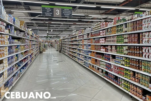 Metro Ayala超市内整齐的食品货架通道