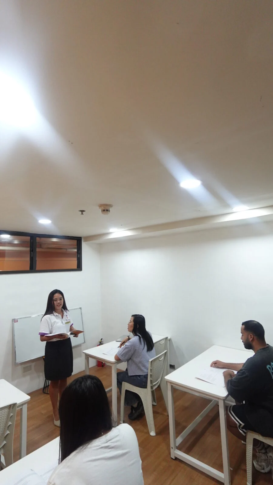 ICL English Academy教师在小组课堂前方讲解
